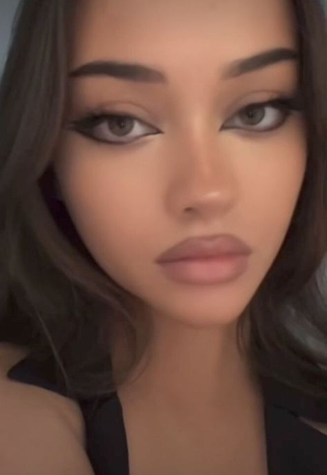 Ig Model Makeup, Bambi Beauty Aesthetic, Hslot Makeup, Dark Feminine Makeup Looks, August Makeup, Bambi Beauty, Bambi Makeup, Dark Feminine Makeup, Dubai Makeup