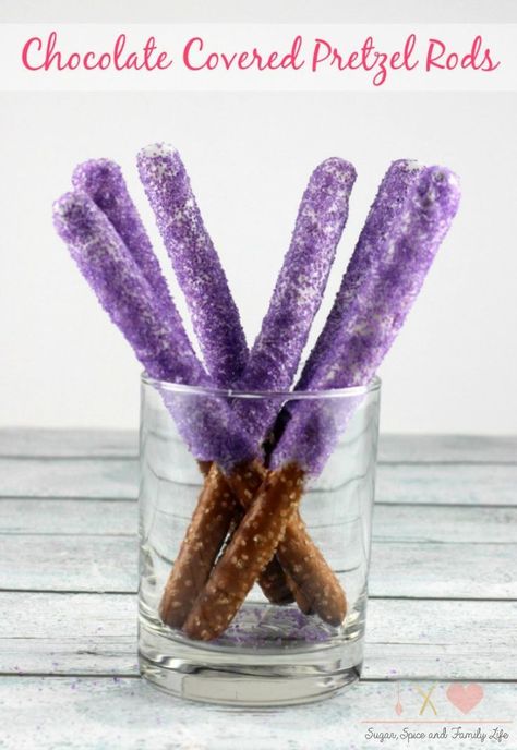 Chocolate Covered Pretzel Rods are a delicious snack treat. They are also great as party food and can be customized to fit any party theme. These white and purple pretzel rods can symbolize princess wands at a Sofia the First party or princess party. - Ch Purple Pretzel Rods, Purple Princess Party, Purple Desserts, Covered Pretzel Rods, Sofia The First Party, Sofia The First Birthday Party, Princesa Sophia, Chocolate Covered Pretzel, Purple Birthday Party