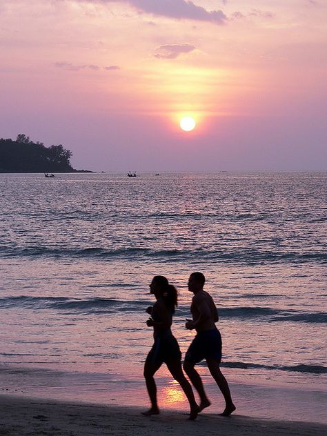 Couple Running, Morning Jog, Marathon Training Plan, Running On The Beach, Sports Aesthetic, Morning Running, Half Marathon Training, Sunrise Beach, Fit Couples