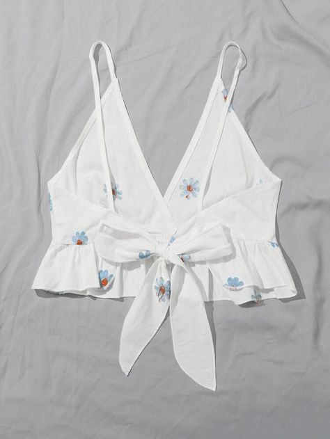 Top Cami com babado em flores bordadas | SHEIN Brasil Beach Dresses Diy, Embroidered Cami Top, Shein Brasil, Crop Top Designs, Lingerie Inspiration, Top Shein, Diy Fashion Clothing, Crop Top Outfits, Diy Sewing Clothes