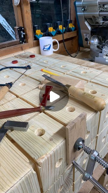 Clamps For Woodworking, Work Bench Ideas, Workshop Bench, Woodworking Garage, Woodworking Clamps, Woodworking Basics, Best Woodworking Tools, Woodworking Bench Plans, Woodworking Table