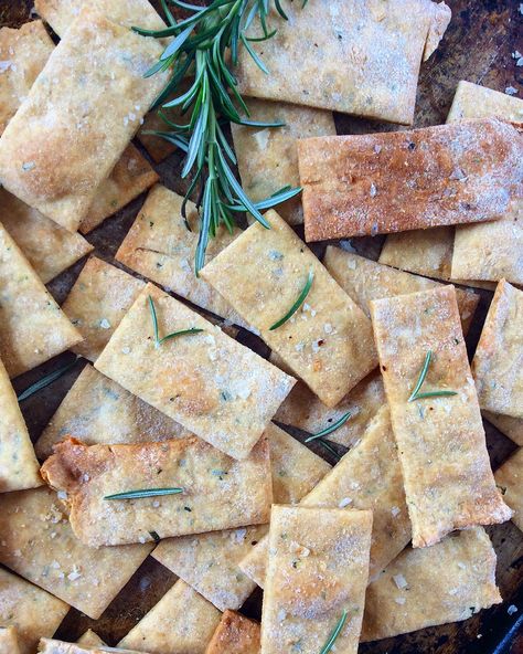 Cracker Flavors, Sourdough Crackers, Olive Oil Crackers, Rosemary Sea Salt, Rosemary Olive Oil, Salt Crackers, Recipe Using Sourdough Starter, Crispy Crackers, Sourdough Starter Discard Recipe