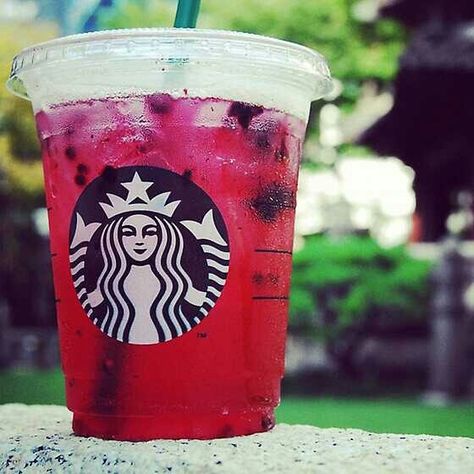 Red Starbucks Drink, Hibiscus Refresher, Very Berry Hibiscus Refresher, Tropical Drink Recipes, Berry Hibiscus, Coffee Bean Roasters, Easy Summer Cocktails, Passion Tea, Starbucks Secret Menu Drinks