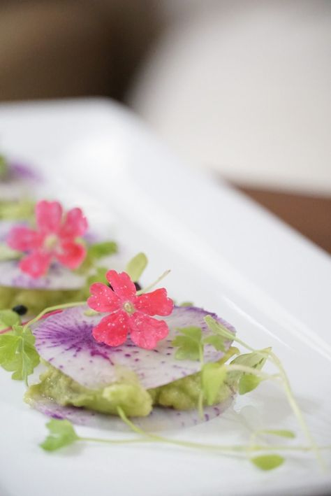 Vegan canape- avocado, lime, daikon purple radish Purple Radish, Flowers Recipes, Edible Flowers Recipes, Bacon Mac And Cheese, Raw Recipes, Lime Salt, Creative Recipes, Not Well, Mashed Avocado