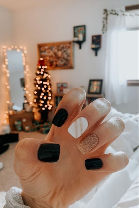 Black Gold White Christmas, Aesthetic Nails Christmas, Nails Christmas Simple, Nail Ideas For New Years, Christmas Nails Aesthetic, Christmas Nails Short, Simple Christmas Nails, White Christmas Nails, Western Nails