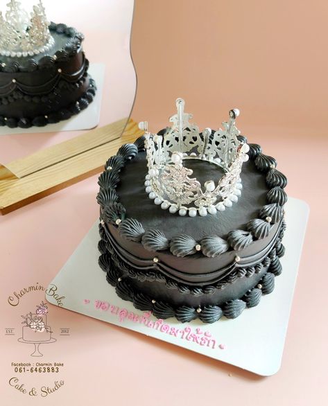 Black Cake With Crown, Cake Mahkota, Cake Hitam, Wallpaper Hitam, Korean Cake, Crown Cake, Black Birthday, Luxurious Life, Korean Birthday