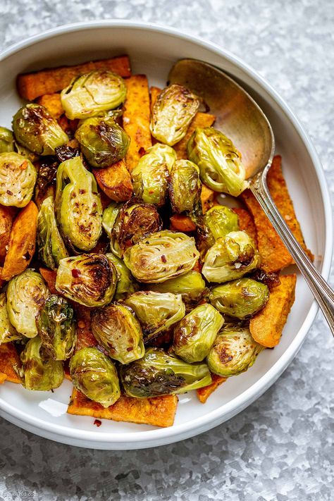 Roasted Brussels Sprouts and Sweet Potatoes - #brusselssprouts #sweetpotato #sidedish #recipe #eatwell101 - Savory and deliciously crispy! Don’t be surprised when you find yourself eating these oven-roasted Brussels sprouts and sweet potatoes straight off the sheet pan! - #recipe by #eatwell101 Brussels Sprouts And Sweet Potatoes, Sprouting Sweet Potatoes, Dishes Ideas, Lemon Chicken Piccata, Cauliflowers, Roast Vegetables, Kari Ayam, Stuffed Chicken Breast Spinach, Herb Roasted Potatoes