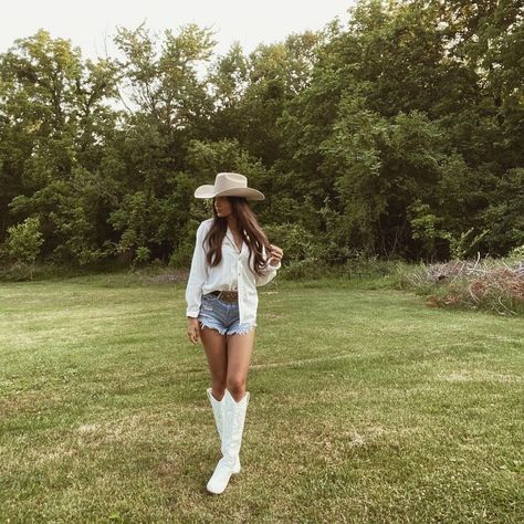 Country Girl Summer, Cowgirl Poses, Buchona Vibes, Coastal Cowgirl Outfit, How To Wear Uggs, Country Princess, Summer Cowgirl, Cowgirl Summer, Aesthetic Branding