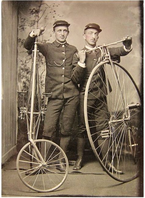 messengers Funny Vintage Photos, Cycling Suit, Antique Bicycles, Velo Vintage, Penny Farthing, Old Bicycle, Vintage Cycles, Retro Mode, Foto Vintage