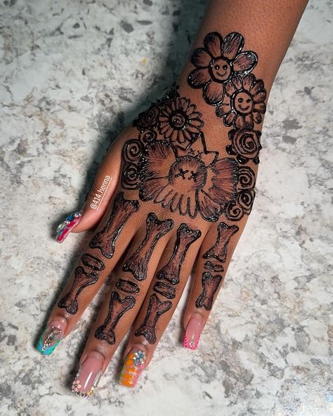 Kaws Henna Tattoo Designs, Kaws Henna, Hannah Designs, Arm Doodles, Tattoo Skeleton, Skeleton Butterfly, Hena Designs, Cute Henna Designs, Cute Henna Tattoos