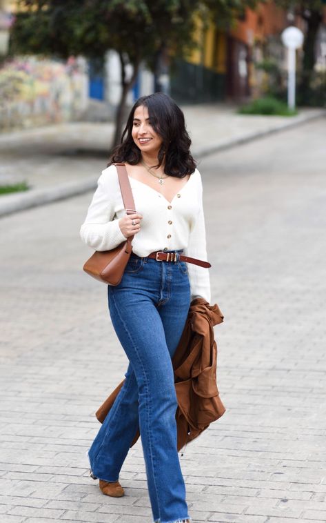 Cropped Knit Cardigan Outfit, T Shirt Cardigan Outfit, Vivienne Audi Outfits, Cropped Cardigan Outfit Fall, Outfits With Cropped Cardigans, Classy Womens Outfit, Fall Casual Date Outfit, Jeans With Cardigan Outfit, Tank Top And Cardigan Outfits