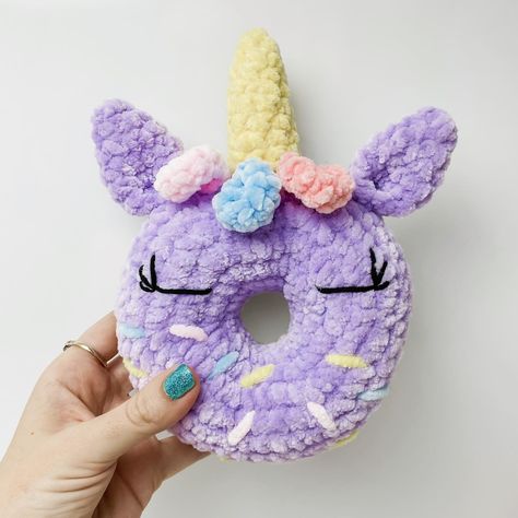 Donut Crochet, Crochet Unicorn Pattern Free, Diy Finger Knitting, Unicorn Donut, Crochet Unicorn Pattern, Aesthetic Patterns, Unicorn Crochet, Donut Pattern, Easy Crochet Animals