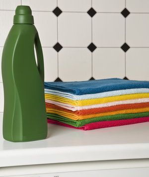 Washing With Too Much Detergent | Learn from these common linen-laundering mistakes before you throw in—or throw out—the towel. Chaotic Organization, How To Wash Towels, Freshen Towels, Laundry Sorting, Wash Towels, Best Bath Towels, Cleaning Towels, Washing Towels, Cleaning Stuff