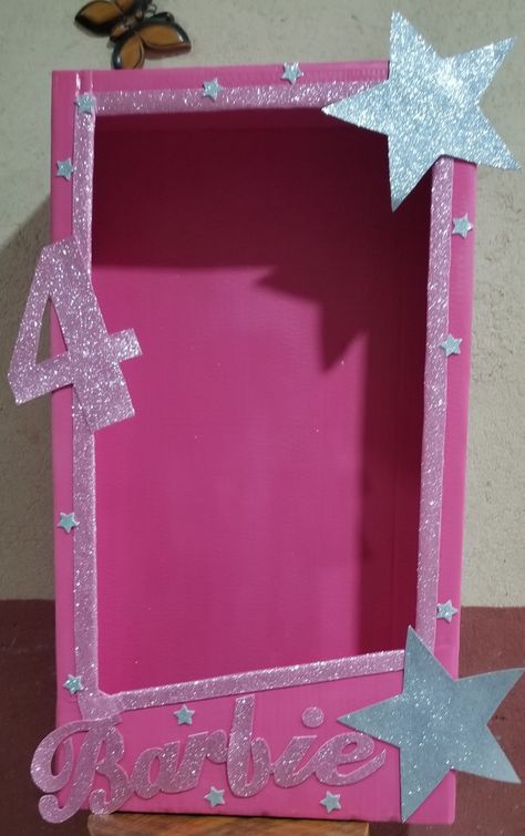 Selfies de caja de Barbie.. 😊 Diy Barbie Picture Frames, Barbie Selfie Frame, Barbie Party Decorations, Barbie Birthday Party, Barbie Theme, Diy Toddler, Photo Booth Frame, Barbie Birthday, Barbie Party