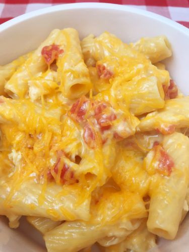 Cheesy Chicken Rigatoni, Rigatoni Casserole, Chicken Rigatoni, Rigatoni Recipes, Gingham Apron, Cooking In The Kitchen, American Cheese, Cheesy Chicken, Chicken Dishes Recipes