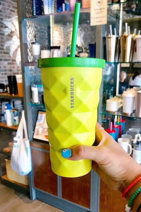 Copo Starbucks, Hawaii Pineapple, Starbucks Tumbler Cup, Pineapple Cup, Pineapple Tumbler, Your Birthday Month, Disney Starbucks, Personalized Starbucks Cup, Starbucks Kitchen