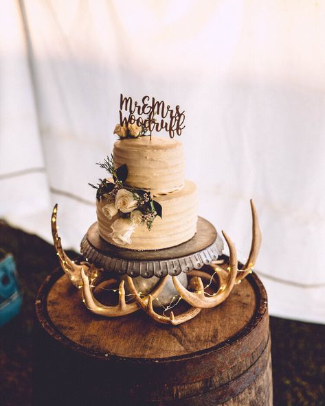 Wedding Cake Ideas Country, Wedding Flowers With Deer Antlers, Rustic Country Theme Wedding, Deer Antler Cake Stand, Small Rustic Bouquet, Deer Grooms Cake Hunters, Fall Antler Wedding Decor, Hunters Wedding Cake, Wedding Cake With Antlers