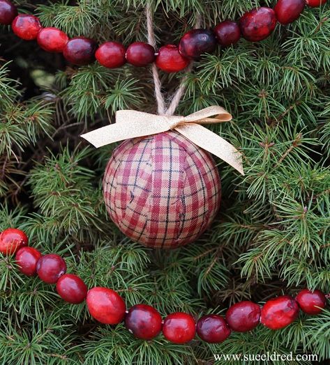 Homespun Rag Ball Ornament Cranberry Garland, Camo Christmas, Rag Balls, Making Ornaments, Rustic Ornaments, Diy Ornaments, Country Crafts, Fabric Ornaments, Creative Workshop