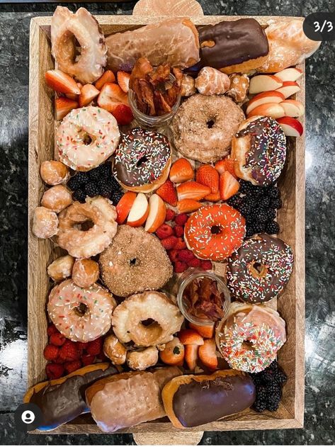 Breakfast Donut Charcuterie Board, Doughnut Charcuterie Board, Muffin Charcuterie Board Ideas, Potato Charcuterie Board, Donut Charcuterie Board, Donut Platter, Doughnut Board, Mimosa Party, Brunch Charcuterie