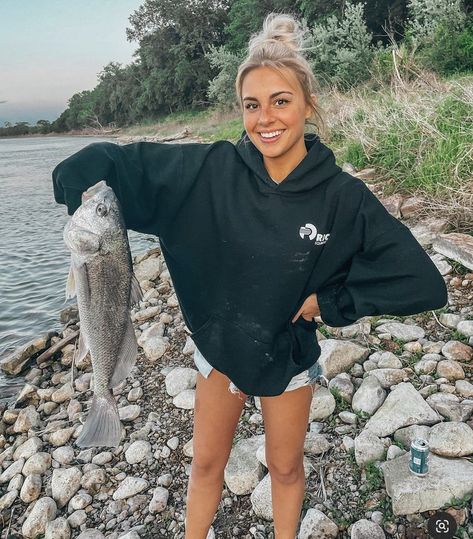 Fishing Fits Women, Fishing Pictures Instagram, Cute Fishing Pictures, Fishing Clothes For Women, Fishing Date Outfit, Fishing Girl Aesthetic, Fishing Outfits For Women Summer, Womens Fishing Outfit, Cute Fishing Outfit For Women