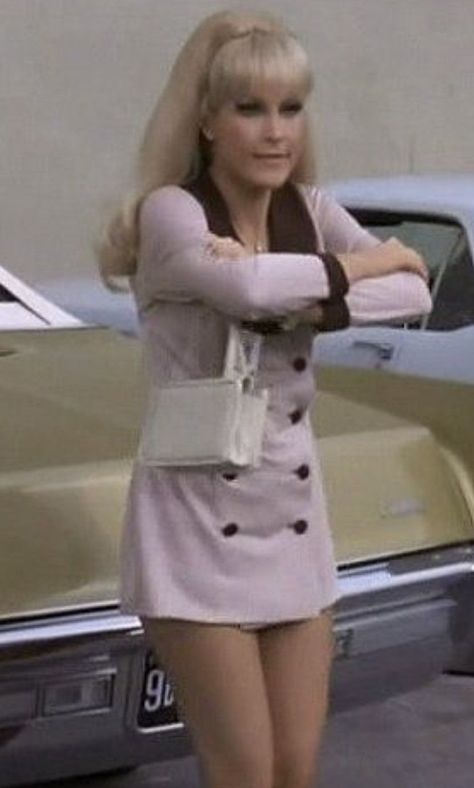 Barbara Eden Outfits, Barbra Eden, Hot Mini Skirt, Famous Cheerleaders, Vintage Celebrities, Cher Outfits, Taylor Swift Street Style, 70s Tv Shows, 60s Women