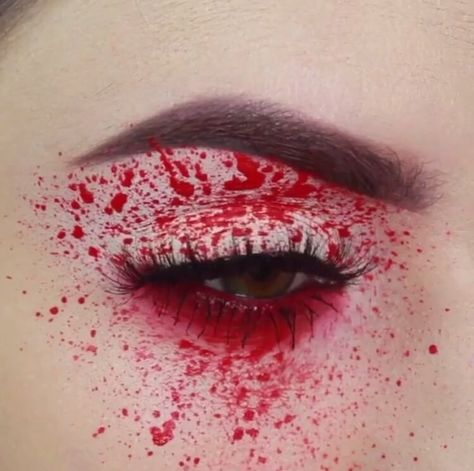 Blood Makeup, Easy Halloween Makeup, Halloweenský Makeup, Dark Eye Makeup, Blood Splatter, Look Festival, Halloween Eye Makeup, Halloween Eyes, Red Makeup