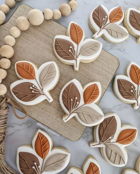 Leaf Decorated Cookies, Autumn Cookies Decorated, Thanksgiving Sugar Cookies, Thanksgiving Cookies Decorated, Cookies Thanksgiving, Fall Decorated Cookies, Cookie Corner, Flooding Cookies, Royal Iced Cookies