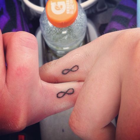 Tattoo For Friends, Tattoo Sisters, Ring Finger Tattoo, Short Tattoo, Finger Tattoos For Couples, Ring Finger Tattoos, Bff Tattoos, Finger Tattoo, Hodge Podge