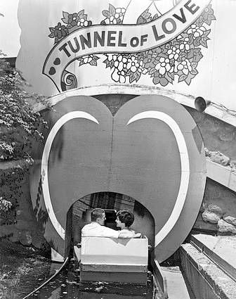 COUPLE IN BOAT ENTERING TUNNEL OF LOVE - 1962 - CHICAGO TRIBUNE PHOTO Riverview Park, Tunnel Of Love, Abandoned Amusement Parks, Amusement Park Rides, Chicago History, Carnival Rides, Chicago Photos, Parc D'attraction, My Kind Of Town