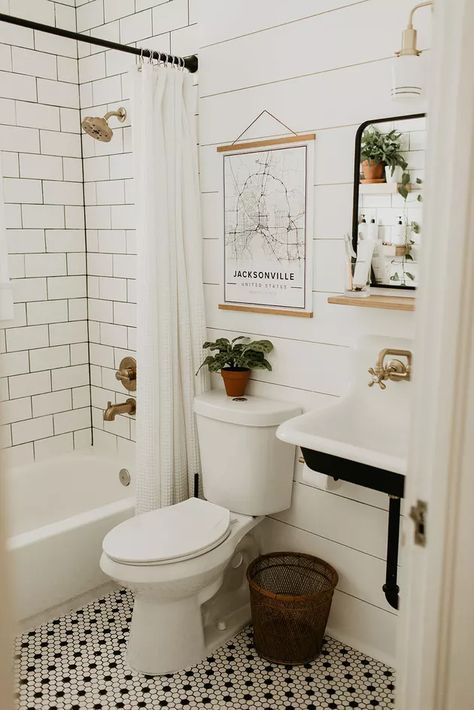 Modern Vintage Bathroom, Makeover Kamar Mandi, Casa Vintage, Farm Sink, Bad Design, Vintage Bathroom, Bathroom Renos, Guest Bathroom, Small Bathroom Remodel