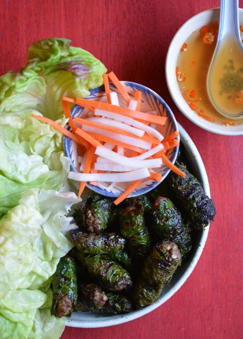 My summer grilling season includes this Vietnamese favorite: Grilled Beef in La Lot Wild Betel Leaf! Bo La Lot Recipe, Flap Meat Recipes, Food To Make At Home, Vietnamese Snacks, Malaysian Recipes, Vietnamese Foods, Betel Leaf, Street Food Design, Beef Wraps