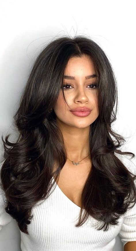 Haircuts For Chest Length Hair, Haircuts On Black Hair, Voluminous Layered Haircut, Long Layered Haircuts Curled, Butterly Layer Hair, Choppy Layers Medium Length Hair, Hair Cut For Oval Shape Girl Long Hair, Middle Layered Haircut, Butterfly Haircut Brunette