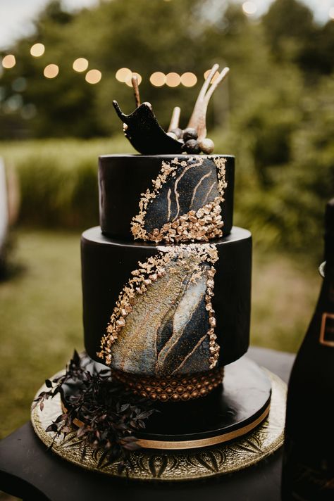 Gothic Cake, Black And Gold Cake, Stunning Cakes, Romantic Autumn, Dummy Cake, Black And Gold Wedding, Cake With Flowers, Black Cake, Small Wedding Cakes