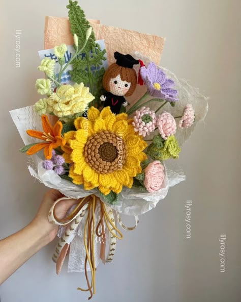 Happy graduation girls🌷🌹🌹🧚‍♀️, which one you prefer? 🌻🌻, dm for order your unique bouquet 🌷🌹🌹 #weddingflowers #graduationgift #graduation #handmadegifts #customgifts #tuilp #sunflower #rose #homedecor #crochetpattern #giftideas #birthdaygifts #celebrationgift #crochetflowers #flowerwholesale #crochetflowerwholesale #Wholesale #lilyrosy Easy Crochet Flower, Bouquet Crochet, Market Flowers, Flower Step By Step, Simple Flower Design, Crochet Flowers Easy, Crochet Flowers Free Pattern, Unique Bouquet, Crochet Bouquet