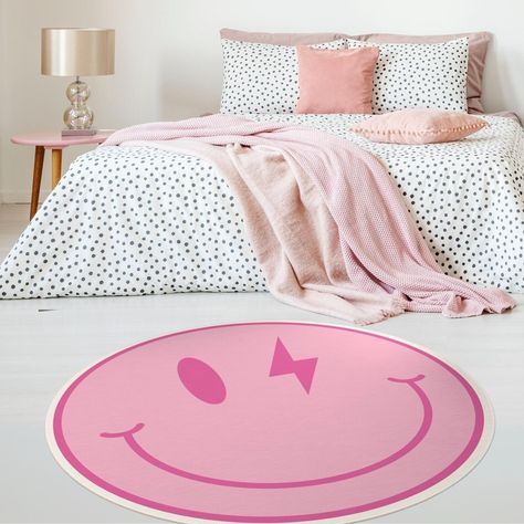 Preppy Bedroom Decor Pink, Smiley Face Bedroom Ideas, Preppy Things For Your Room, Room Preppy Ideas, Preppy Bed Sheets, Smiley Face Room Decor, Preppy Kids Room, Preppy Rugs, Pink Preppy Bedroom