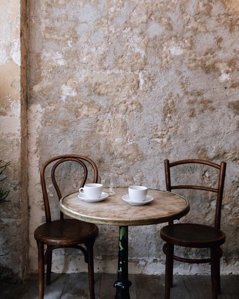 Coffee Shop Paris, Parisian Coffee Shop, Stone Wall Backdrop, Coffee Shop Tables, Rustic Cafe, Coffee Shop Interior Design, Outdoor Seating Area, Parisian Cafe, Coffee Shops Interior