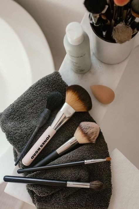 Makeup brushes and sponges are essential in any beauty routine! Unfortunately when they dirty and aren’t regularly cleaned it can create breakouts and be unhealthy for your skin! That's why today Charmed By Camille is sharing  the best products for cleaning your makeup brushes and sponges this Spring season! Follow for more organization tips, cleaning routines, and beauty tips(This post uses affiliate links, where I make a small commission at no extra cost to you.) Cleaning Make Up Brushes, Make Up Brushes Aesthetic, Washing Makeup Brushes, Makeup Brushes Aesthetic, Makeup Brushes And Sponges, Best Makeup Sponge, Art Deco Makeup, Cleaning Makeup Brushes, Quick Makeup Routine