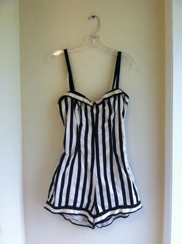 . Vintage Showgirl, Swimsuit Vintage, Black And White One Piece, Vintage Swim, White One Piece, Swimsuit Black, Vintage Swimsuits, Dolce E Gabbana, 1950s Fashion