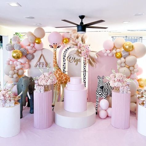 May 31, 2022 - 265 Likes, 4 Comments - Amazingpartymiami (@amazingpartymiami) on Instagram: “Safari! #safarigirl #safari #festasafarimenino #celebration #miamiparties #miamiparty…” Pink Safari Birthday Party, Party Tips And Tricks, Royalty Baby Shower, Round Backdrops, Safari Theme Birthday Party, Jungle Theme Birthday Party, Pink Safari, Wild Birthday Party