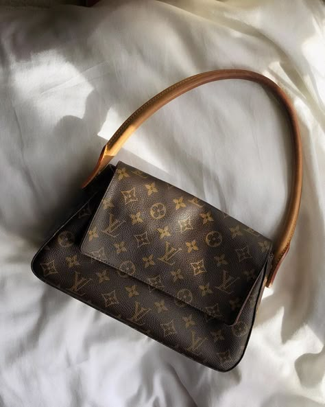 Vuitton Outfit, Luxury Stuff, Vintage Designer Bags, Dream Bags, Pretty Bags, Mini Handbags, Vintage Louis Vuitton, Music Wallpapers, Travel Music