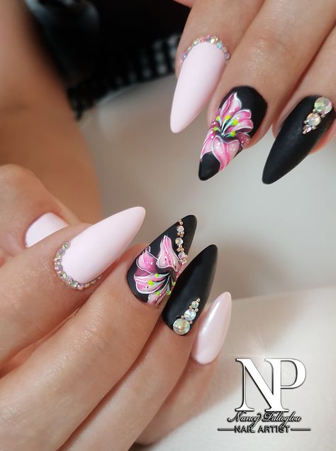 30 Black Pink Nails That’ll Stick Out Like A Sore Thumb - 202 Simple Black Nail Art, Wedding Nail Art Design, Unghie Sfumate, Mauve Wedding, Black Acrylic Nails, Floral Nail Designs, Black Nail Art, Flower Nail Designs, Black Nail Designs