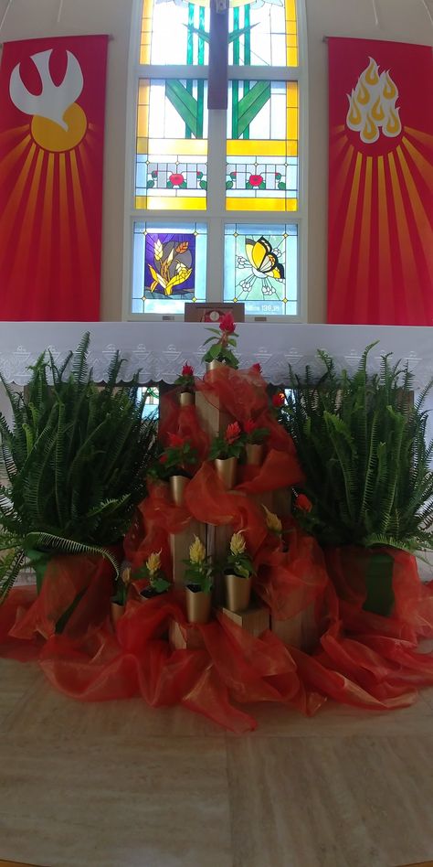 Pentecost Floral Arrangements, Pentacost Alter Decorations, Easter Church Flowers, Alter Decorations, Alter Decor, Church Christmas Decorations, Church Altar Decorations, Church Altar, Church Flower Arrangements