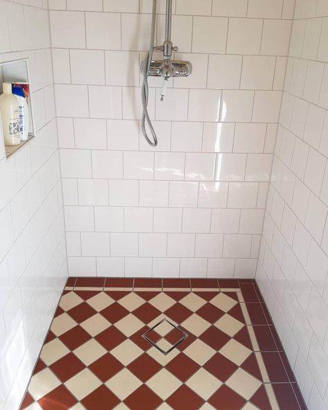 Red Tile Floor Bathroom, Red And White Tiles, Chequered Bathroom Floor, Log Cabin Bathroom, Bathrooms Inspiration, Red Floor, White Bathroom Tiles, Old Bathroom, Cabin Bathrooms