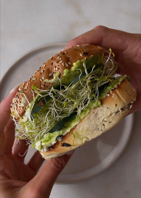 veggie bagel sandwich Bagel Combos, Alfalfa Sprouts Recipes, Veggie Bagel, Everything Bagel Cream Cheese, Best Panini Recipes, Spicy Grilled Cheese, Bagel Sandwich Recipes, Veggie Sandwich Recipes, Sliced Cucumber