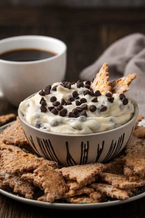 This cannoli dip recipe is sweet, fluffy, and filled with chocolate chips. It's the perfect EASY no-bake dessert, made with 5 ingredients! Cannoli Dip With Mascarpone, Dip Cookies, Cannoli Dip Recipe, Braciole Recipe, Cannoli Dip, Cookies And Cups, Fluff Desserts, Dipped Cookies, Dip Recipes Easy