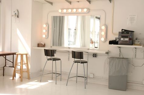 Makeup Studios, Makeup Studio Decor, Photography Studio Design, Make Up Studio, Makeup Station, Big Bathroom, Beauty Salon Decor, Glam Room, Makeup Rooms