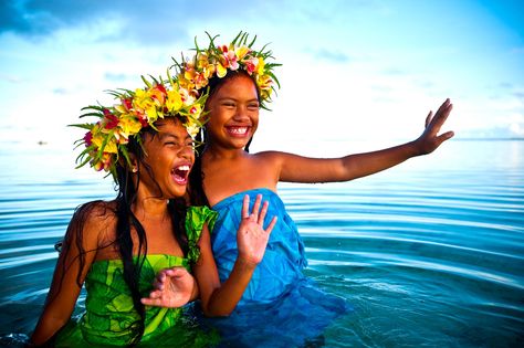 Woman Drawings, Ori Tahiti, Cook Island, Hawaiian Woman, Polynesian Islands, Polynesian Art, Hula Dancers, Polynesian Culture, Surf House