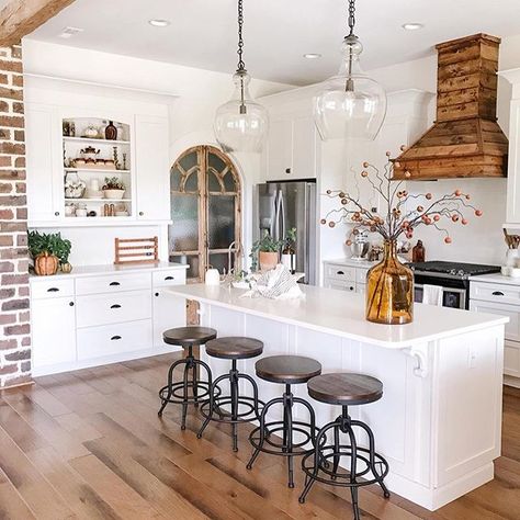 Pottery Barn Kitchen Ideas, Kitchen With Natural Wood, Farmhouse Kitchen Lighting Ideas, Pottery Barn Kitchen, Natural Wood Accents, Unique Kitchen Design, Barn Kitchen, American Kitchen, Kitchen Models