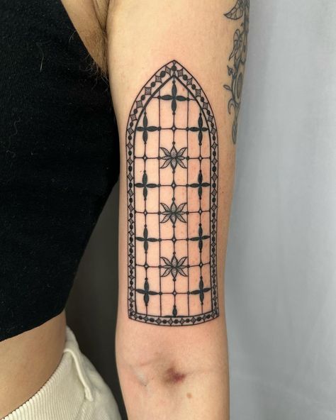 Stained Glass Tattoo, Woodcut Tattoo, American Traditional Tattoo Ideas, Traditional Tattoo Ideas, Funky Tattoos, Dragon Tattoo For Women, Sick Tattoo, Tasteful Tattoos, Vine Tattoos