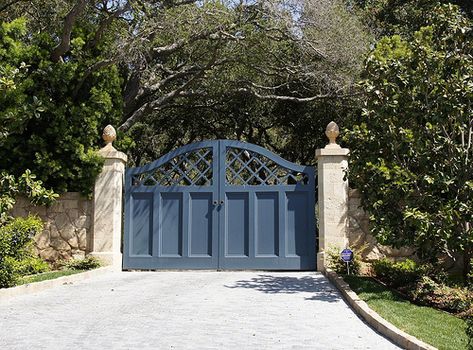 Farm Gates Entrance, Entrance Gates Driveway, Driveway Entrance Landscaping, Wooden Garden Gate, Wooden Gates Driveway, Driveway Entrance, Farm Gate, Front Gate Design, Driveway Design